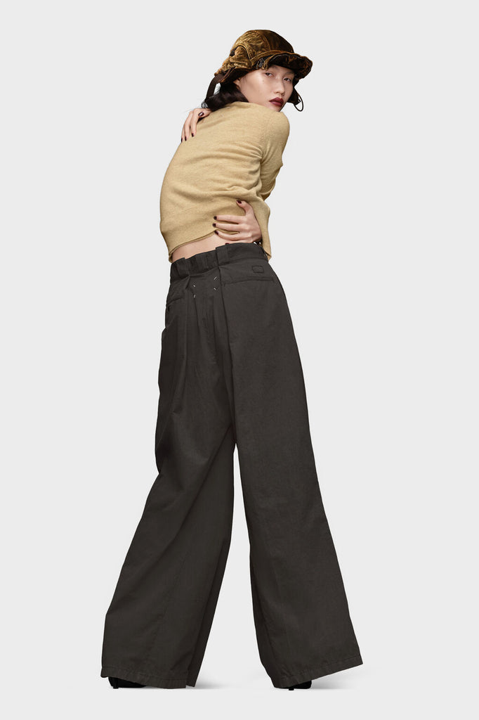 Wide pleated trousers