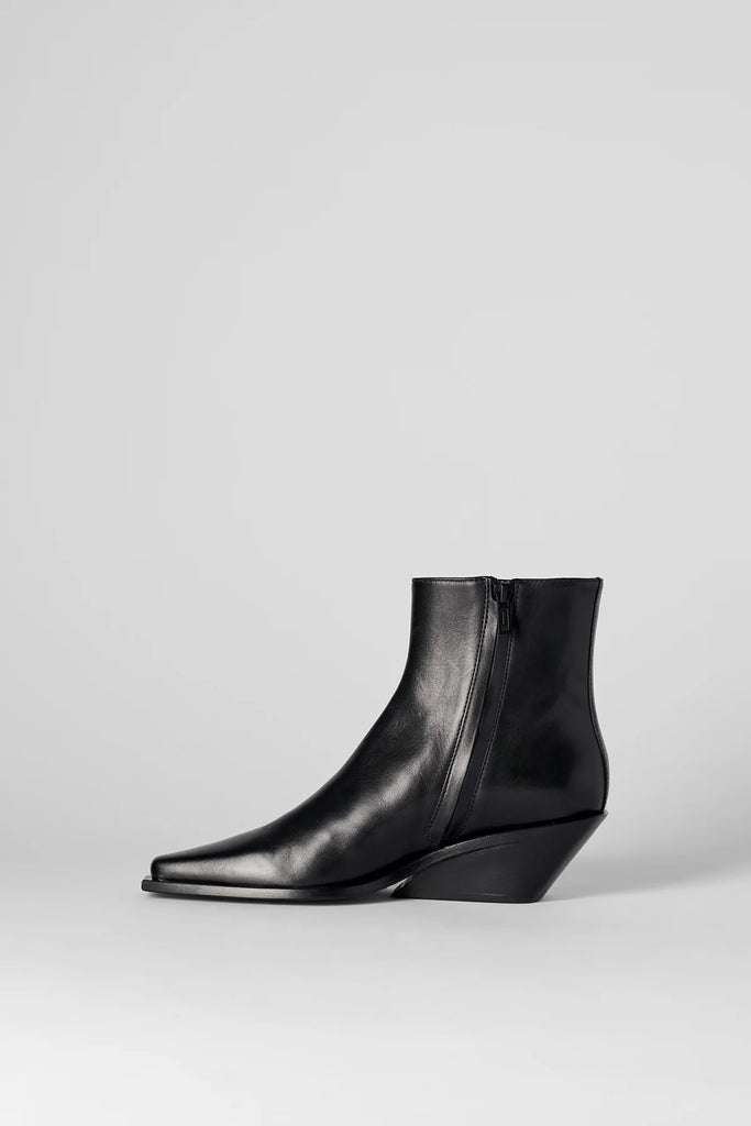 Gerda pointy boots