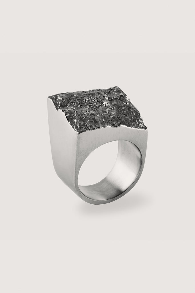 Large signet ring - Elegant Jewel Box | Fine Jewellery